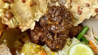 Usaha nasi campur rumahan di kawasan Bendungan Hilir, Jakarta Pusat ini menawarkan ragam nasi campur seharga Rp 50-100 ribuan per porsi. Foto: detikfood