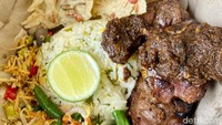 Disebut premium karena bahan yang digunakan berkualitas bagus dan berani bumbu alias dibuat dengan bumbu yang berlimpah. Porsinya juga lumayan besar dan mengenyangkan. Foto: detikfood
