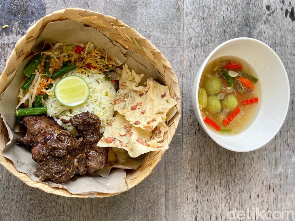Ibu Jari: Mantap! Nasi Campur Premium Isi Iga Bakar Rempah hingga Cumi Item