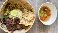 Meski mengusung konsep nasi campur premium, uniknya Ibu Jari Indonesia tetap mempertahankan penggunaan kertas nasi dan besek bambu sebagai wadah saji makanan. Foto: detikfood