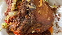 Menu Nasi Campur Kertas Favorite (Rp 56.250). Menu ini dikemas dengan kertas nasi. Begitu dibuka, terlihat potongan udang balado berwarna merah terang dan cumi item yang mencuri perhatian. Foto: detikfood
