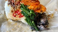Selain nasi putih dan nasi jeruk, Ibu Jari Indonesia juga menawarkan nasi merah. Kami menjajalnya dengan memesan Bebek Goreng Kertas Nasi Merah (Rp 62.500). Foto: detikfood