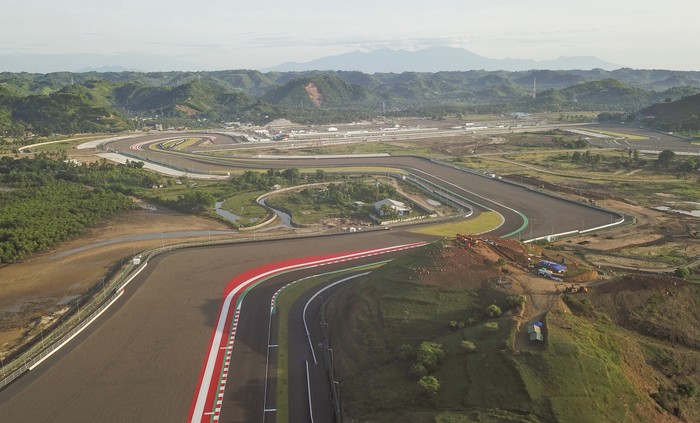 Tes pramusim untuk seri balap MotoGP 2022 akan digelar di Sirkuit Mandalika, Lombok Tengah. Sejumlah persiapan pun dilakukan jelang gelaran tersebut. Lihat yuk.