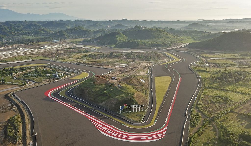 Tes pramusim untuk seri balap MotoGP 2022 akan digelar di Sirkuit Mandalika, Lombok Tengah. Sejumlah persiapan pun dilakukan jelang gelaran tersebut. Lihat yuk.