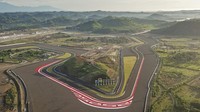 Foto udara tikungan ke 10 Pertamina Mandalika International Street Circuit jelang tes pramusim MotoGP di KEK Mandalika, Kuta, Kecamatan Pujut, Praya, Lombok Tengah, NTB, Rabu (9/2/2022).
