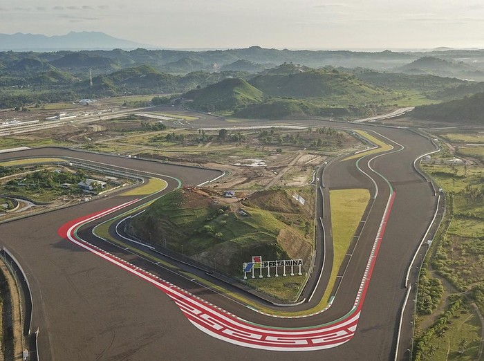 Tes pramusim untuk seri balap MotoGP 2022 akan digelar di Sirkuit Mandalika, Lombok Tengah. Sejumlah persiapan pun dilakukan jelang gelaran tersebut. Lihat yuk.