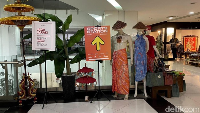 Meningkatnya kasus COVID-19 imbas varian Omicron membuat Jabodetabek terapkan PPKM level 3. Sejumlah aturan pun diberlakukan di mal Jakarta selama PPKM.