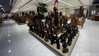 Pemerintah mengizinkan anak-anak masuk ke mall saat PPKM level 3. Syaratnya, anak dengan usia kurang dari 12 tahun wajib menunjukan sertifikat vaksin minimal dosis pertama.