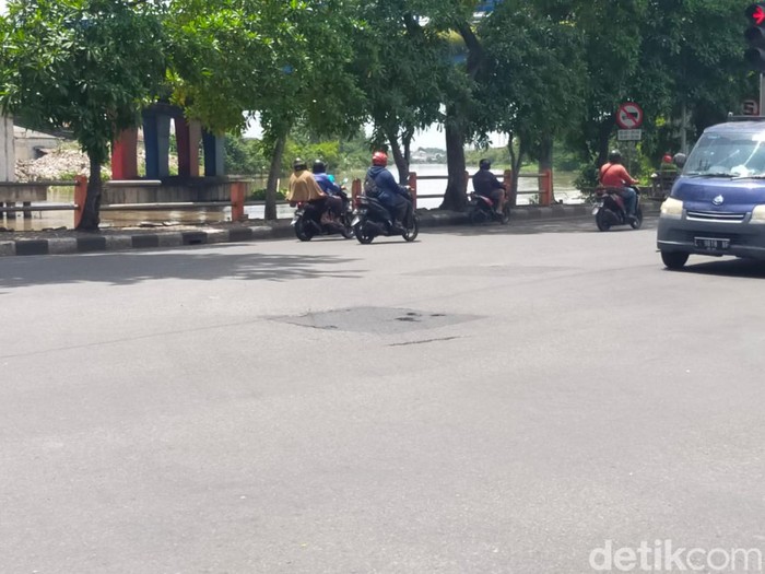 Lapor Cak Beres! Jalan berlubang yang ada di Jalan Mastrip menuju perempatan exit Tol Gunungsari sudah diaspal.