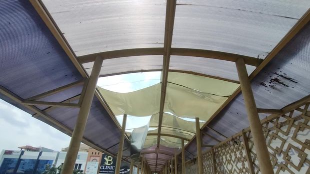 JPO Jl Margonda Raya Depok bolong. Rabu (9/2/2022).