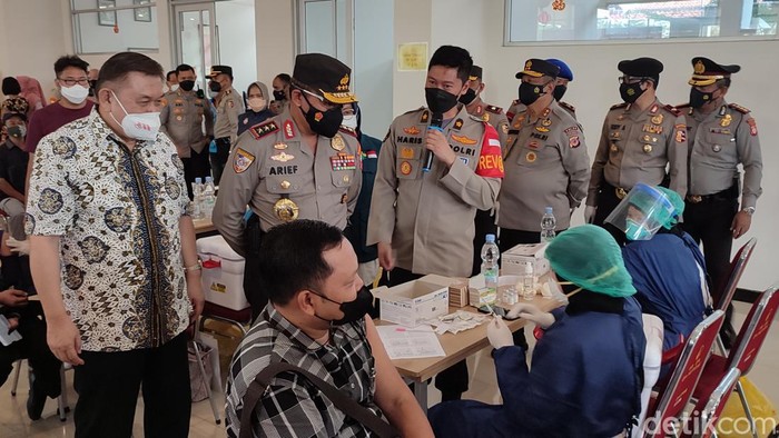 Kabaharkam Polri Saat Meninjau Vaksinasi di Bandung