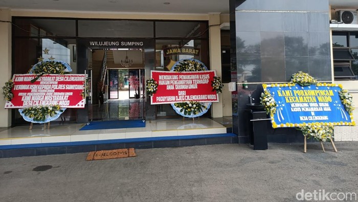 Karangan bunga di Mapolres Sumedang.