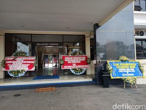 Karangan Bunga Hiasi Mapolres Sumedang, Ada Apa?