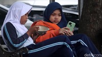 Dengan adanya sekitar 555 kasus ini, total penambahan kasus terkonfirmasi COVID-19 di Bandung Raya sudah mencapai sekitar 912 kasus. Kota Bandung masih mencatatkan penambahan kasus tertinggi dalam sehari.