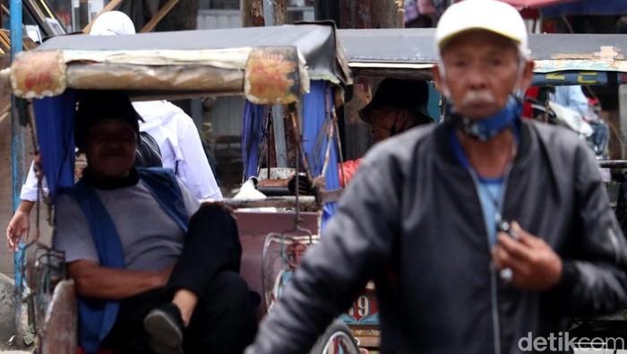 Kasus COVID-19 di Bandung Raya alami lonjakan. Dalam sehari, tercatat penambahan kasus di wilayah aglomerasi Jawa Barat itu sudah mencapai sekitar 555 kasus.