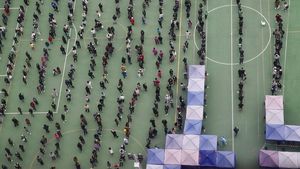 Kasus Melonjak, Antrean Tes COVID-19 di Hong Kong Mengular