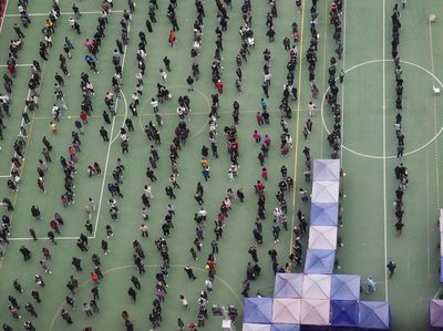Kasus Melonjak, Antrean Tes COVID-19 di Hong Kong Mengular