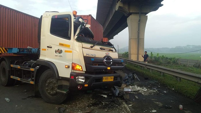 Kecelakaan di Tol Jakarta-Cikampke Km 42