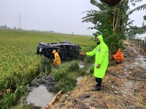 2 Kecelakaan di Tol Ngawi, Pajero Nyungsep ke Sawah-Ertiga Hantam Guard Rail