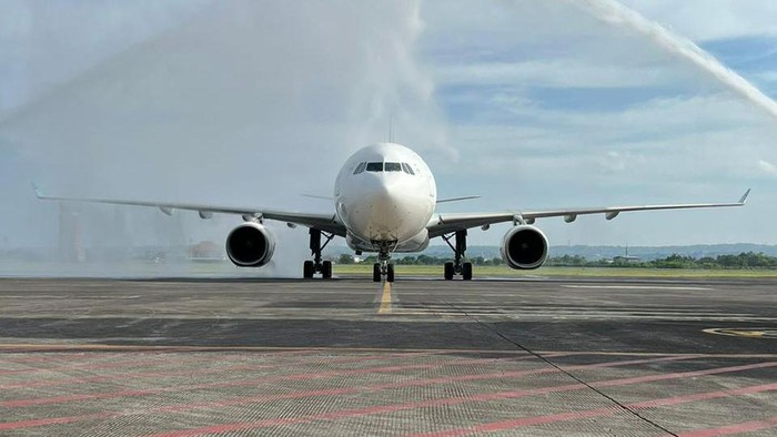Kedatangan turis perdana dari Jepang ke Bali yang diangkut dengan pesawat Garuda.