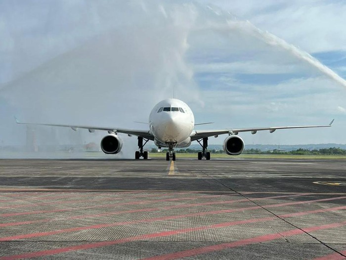 Kedatangan turis perdana dari Jepang ke Bali yang diangkut dengan pesawat Garuda.