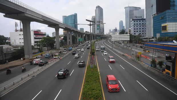 Sejumlah kendaraan melintasi jalan tol dalam kota di Jakarta, Selasa (9/2/2022). PT Jasa Marga berencana menaikkan tarif tol dalam kota pada ruas Tol Cawang-Tomang-Pluit dan Cawang-Tanjung Priok-Ancol Timur-Jembatan Tiga/Pluit sebesar Rp500. ANTARA FOTO/Akbar Nugroho Gumay/tom.