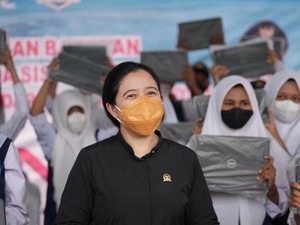 Puan Salurkan Bantuan Dana PIP hingga BLT UMKM ke Warga Pulau Morotai