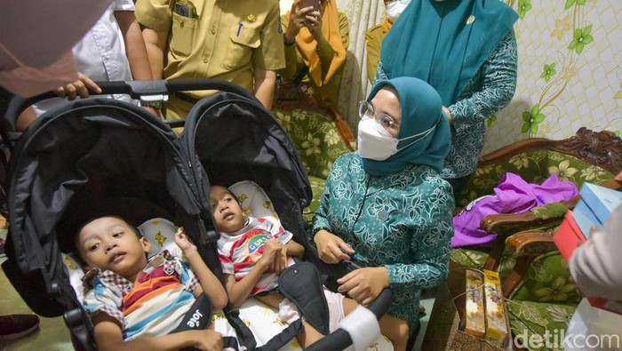ketua tp pkk surabaya kunjungi anak kembar cerebral palsy