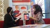 Customer service Generali sedang memberikan penjelasan kepada nasabah terkait dengan produk terbaru, BeSMART. Berdasarkan data AAJI, klaim asuransi meningkat di tengah pandemi.