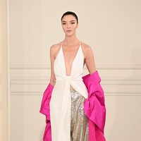 Ini koleksi terbaru dari Valentino Haute Couture Spring/Summer 2022. Tema Anatomy of Couture dihadirkan Pierpaolo Piccioli selaku creative director Valentino. Foto: Dok. Getty Images/Pascal Le Segretain.