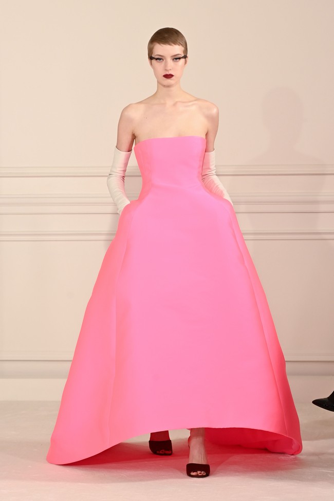 Ini koleksi terbaru dari Valentino Haute Couture Spring/Summer 2022. Tema Anatomy of Couture dihadirkan Pierpaolo Piccioli selaku creative director Valentino.  Foto: Dok. Getty Images/Pascal Le Segretain.