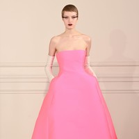 Ini koleksi terbaru dari Valentino Haute Couture Spring/Summer 2022. Tema Anatomy of Couture dihadirkan Pierpaolo Piccioli selaku creative director Valentino.  Foto: Dok. Getty Images/Pascal Le Segretain.