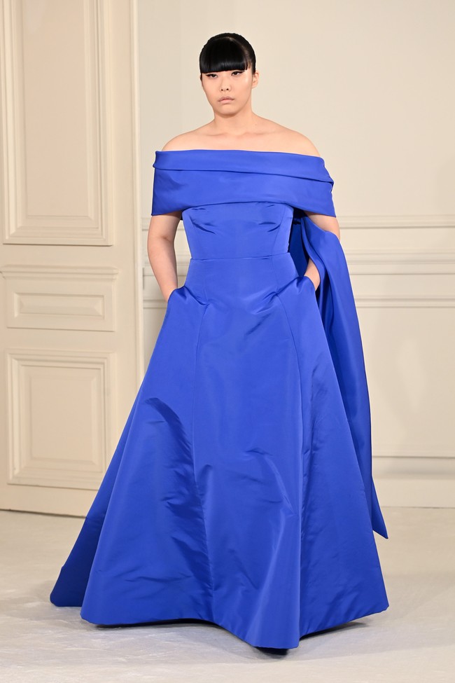 Ini koleksi terbaru dari Valentino Haute Couture Spring/Summer 2022. Tema Anatomy of Couture dihadirkan Pierpaolo Piccioli selaku creative director Valentino. Foto: Dok. Getty Images/Pascal Le Segretain.