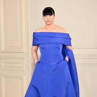 Ini koleksi terbaru dari Valentino Haute Couture Spring/Summer 2022. Tema Anatomy of Couture dihadirkan Pierpaolo Piccioli selaku creative director Valentino. Foto: Dok. Getty Images/Pascal Le Segretain.