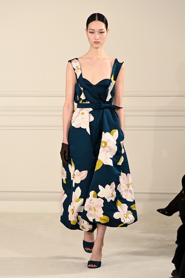 Ini koleksi terbaru dari Valentino Haute Couture Spring/Summer 2022. Tema Anatomy of Couture dihadirkan Pierpaolo Piccioli selaku creative director Valentino. Foto: Dok. Getty Images/Pascal Le Segretain.