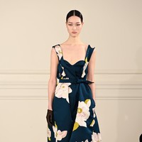 Ini koleksi terbaru dari Valentino Haute Couture Spring/Summer 2022. Tema Anatomy of Couture dihadirkan Pierpaolo Piccioli selaku creative director Valentino. Foto: Dok. Getty Images/Pascal Le Segretain.