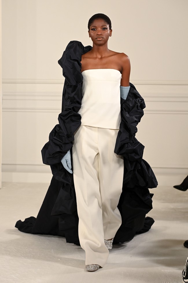 Ini koleksi terbaru dari Valentino Haute Couture Spring/Summer 2022. Tema Anatomy of Couture dihadirkan Pierpaolo Piccioli selaku creative director Valentino.  Foto: Dok. Getty Images/Pascal Le Segretain.