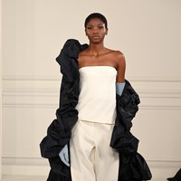 Ini koleksi terbaru dari Valentino Haute Couture Spring/Summer 2022. Tema Anatomy of Couture dihadirkan Pierpaolo Piccioli selaku creative director Valentino.  Foto: Dok. Getty Images/Pascal Le Segretain.