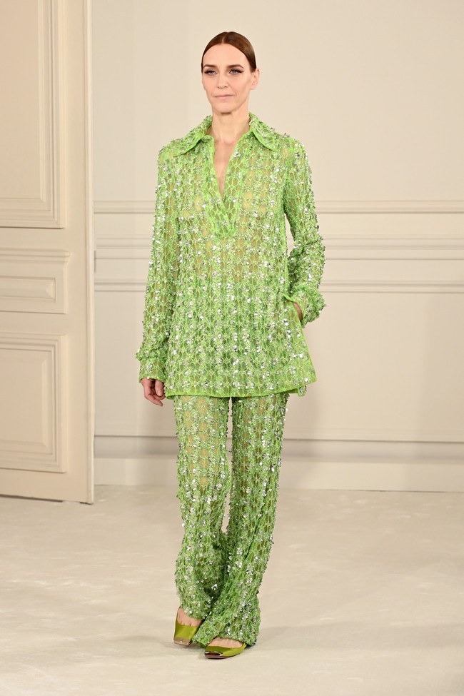 Ini koleksi terbaru dari Valentino Haute Couture Spring/Summer 2022. Tema Anatomy of Couture dihadirkan Pierpaolo Piccioli selaku creative director Valentino. Foto: Dok. Getty Images/Pascal Le Segretain.