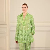 Ini koleksi terbaru dari Valentino Haute Couture Spring/Summer 2022. Tema Anatomy of Couture dihadirkan Pierpaolo Piccioli selaku creative director Valentino. Foto: Dok. Getty Images/Pascal Le Segretain.