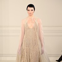 Ini koleksi terbaru dari Valentino Haute Couture Spring/Summer 2022. Tema Anatomy of Couture dihadirkan Pierpaolo Piccioli selaku creative director Valentino. Foto: Dok. Getty Images/Pascal Le Segretain.