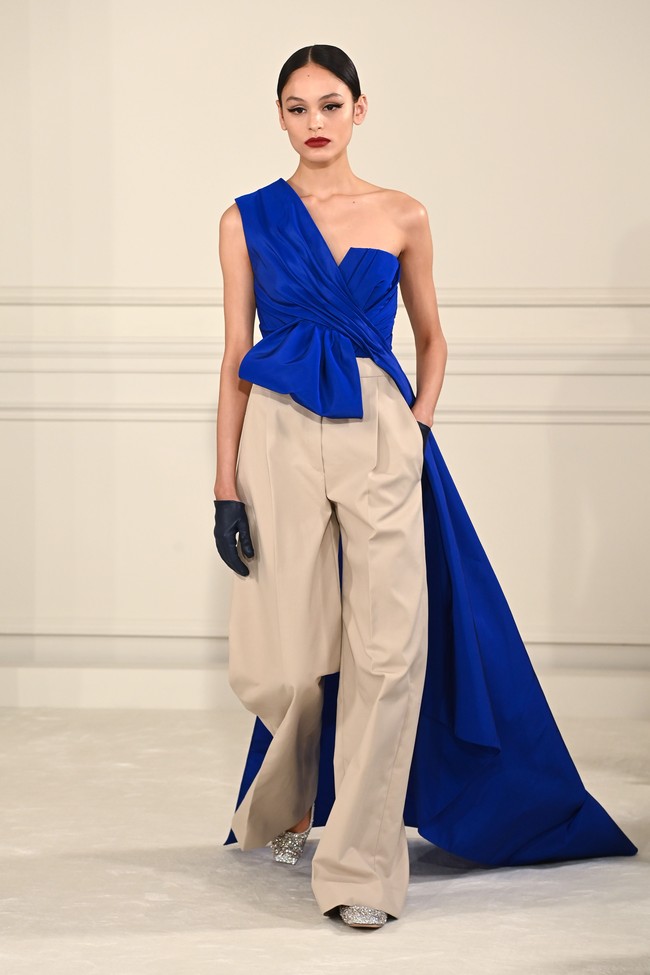 Ini koleksi terbaru dari Valentino Haute Couture Spring/Summer 2022. Tema Anatomy of Couture dihadirkan Pierpaolo Piccioli selaku creative director Valentino. Foto: Dok. Getty Images/Pascal Le Segretain.