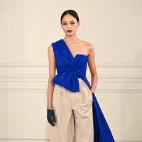 Ini koleksi terbaru dari Valentino Haute Couture Spring/Summer 2022. Tema Anatomy of Couture dihadirkan Pierpaolo Piccioli selaku creative director Valentino. Foto: Dok. Getty Images/Pascal Le Segretain.