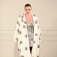 Ini koleksi terbaru dari Valentino Haute Couture Spring/Summer 2022. Tema Anatomy of Couture dihadirkan Pierpaolo Piccioli selaku creative director Valentino. Foto: Dok. Getty Images/Pascal Le Segretain.