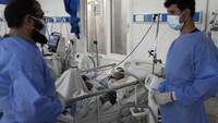 Puluhan rumah sakit di negara itu terpaksa ditutup karena kekurangan dokter.