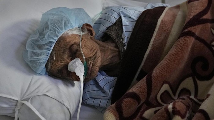 Puluhan rumah sakit di Afghanistan terancam tutup di tengah lonjakan kasus COVID-19 di negara itu. Krisis dokter hingga obat-obatan diketahui jadi penyebabnya.
