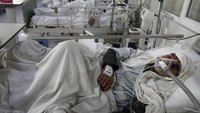 Seorang pasien COVID-19 terbaring di tempat tidur yang berada di unit perawatan intensif Rumah Sakit Penyakit Menular Jepang Afghanistan, Kabul, Afghanistan, Senin (7/2/2022).