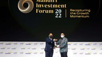 Wamen BUMN II Kartika Wirjoatmodjo saat menerima cinderamata dari Direktur Utama Bank Mandiri Darmawan Junaidi usai menyampaikan sambutan kunci pada Mandiri investment Forum 2022 di Jakarta, Rabu (9/2).