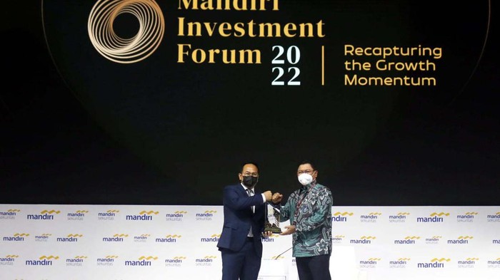 Mandiri Investment Forum 2022 Dorong Investasi Bank Mandiri gelar Mandiri investment Forum 2022 di Jakarta. Acara ini dihadiri Wamen BUMN II Kartika Wirjoatmodjo.