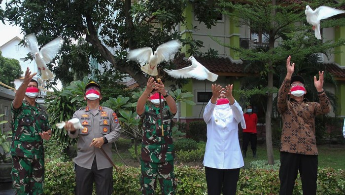 Petugas kesehatan berada di ruang pemeriksaan di ruang vaksinasi saat dimulainya Uji Klinis Vaksin Merah Putih di RSUD Dr Soetomo, Surabaya, Jawa Timur, Rabu (9/2/2022). Uji klinis vaksin Merah Putih untuk penanggulangan COVID-19 tersebut telah memasuki tahap pertama yang akan diikuti 90 orang. ANTARA FOTO/Didik Suhartono/wsj.